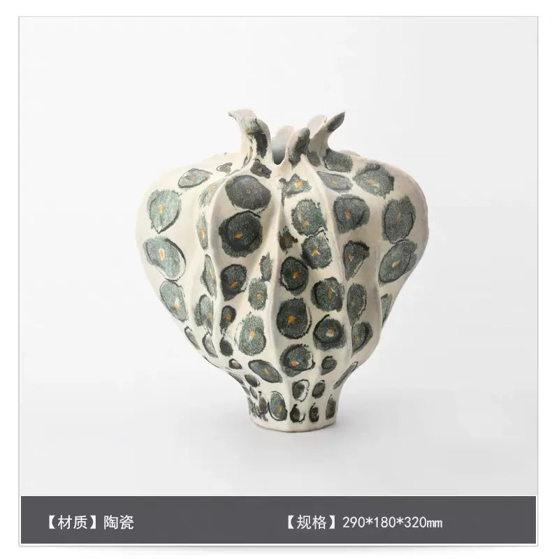 Vaso in Ceramica Opaca a Spirale — Design Scultoreo
