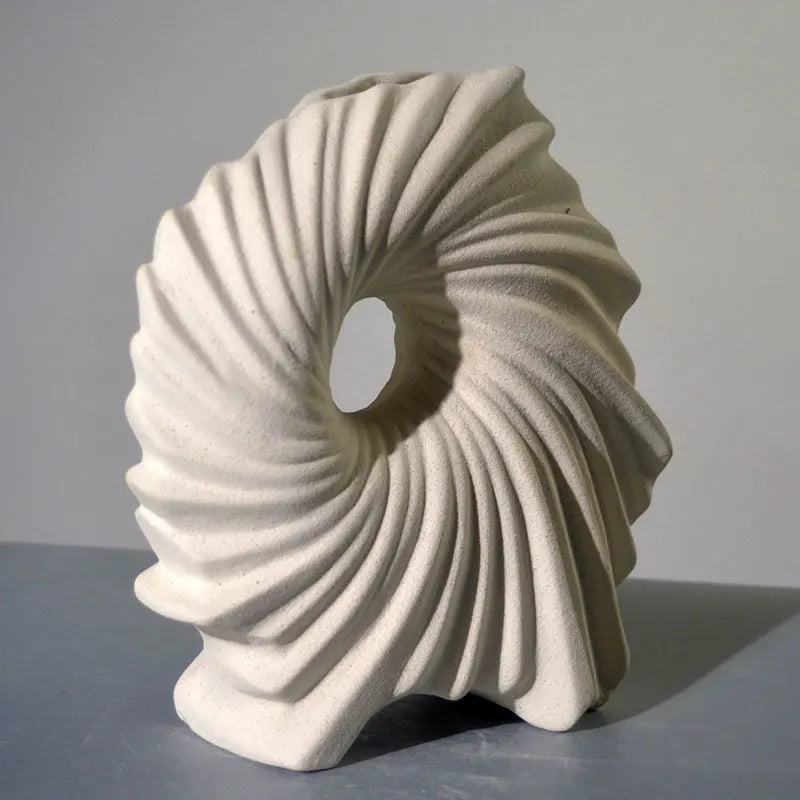 Vaso in Ceramica Opaca a Spirale — Design Scultoreo