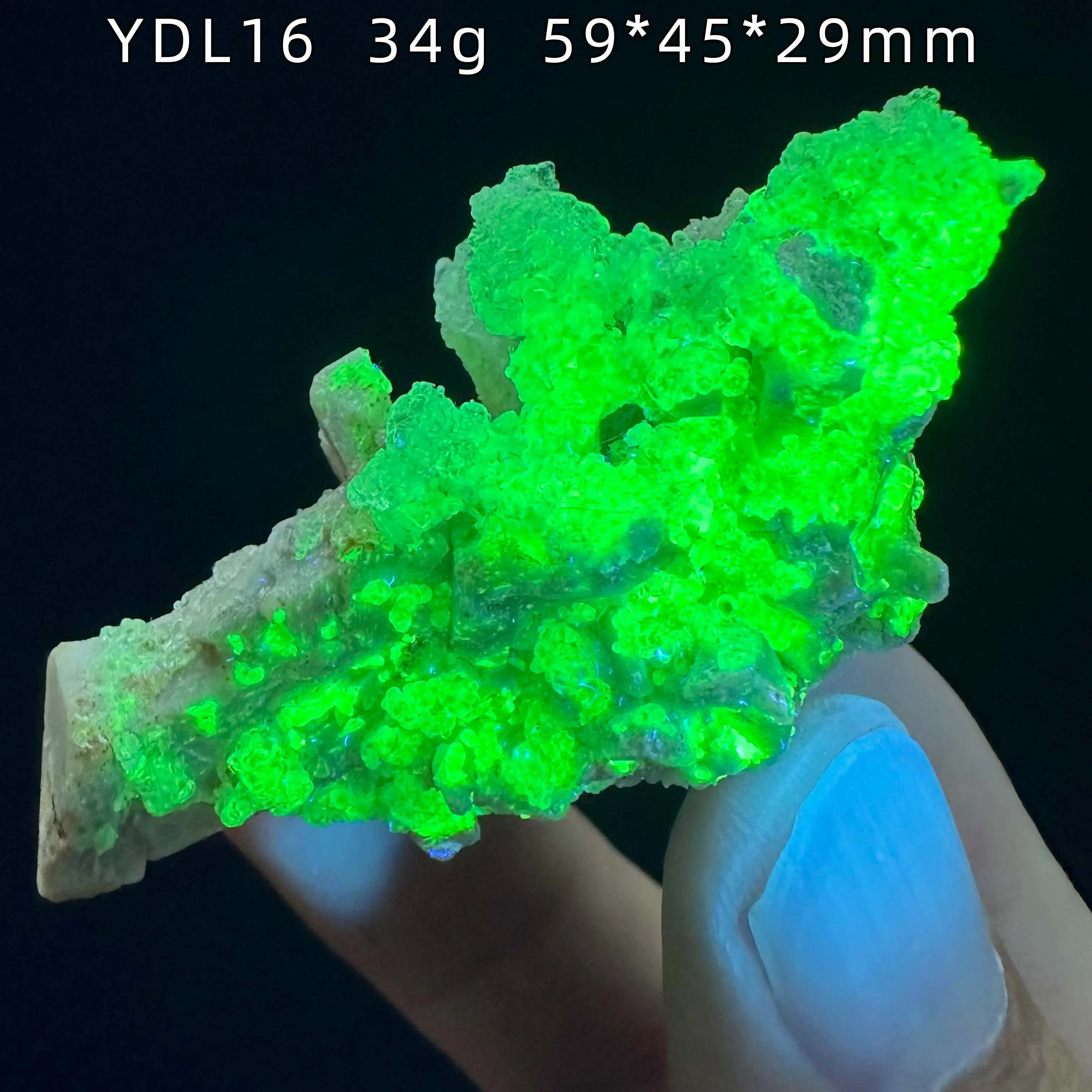 Ialite della Namibia con Tormalina Nera - Effetto Fluorescenza Specimen