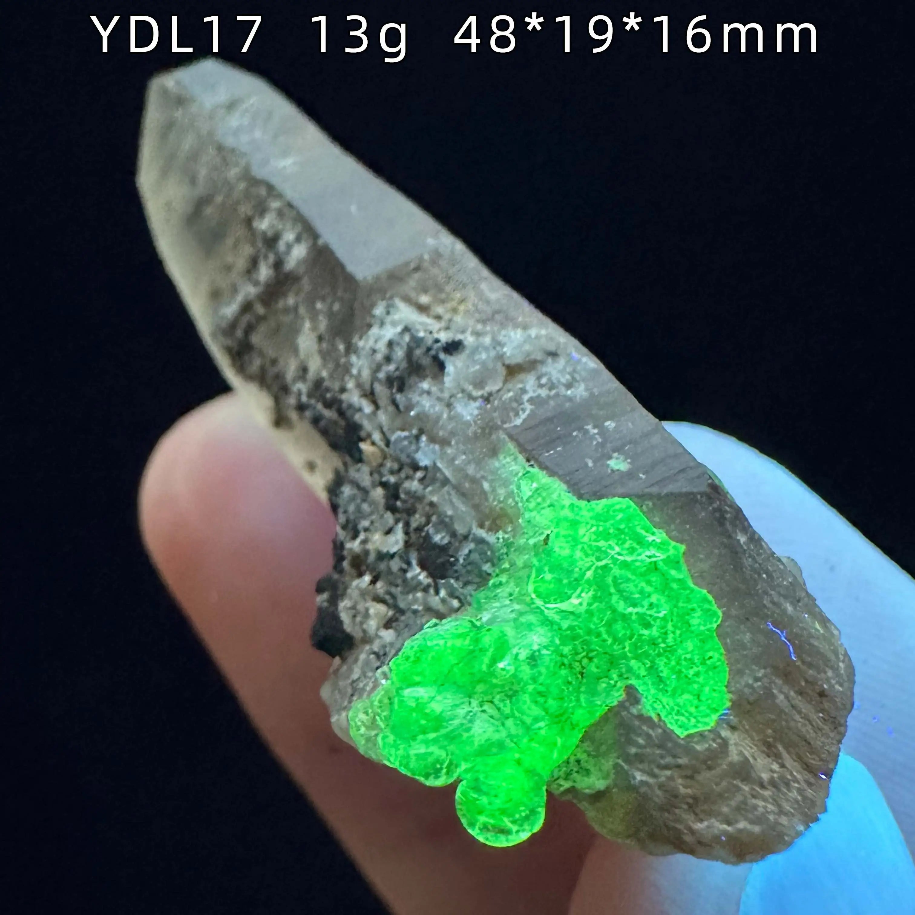 Ialite della Namibia con Tormalina Nera - Effetto Fluorescenza Specimen