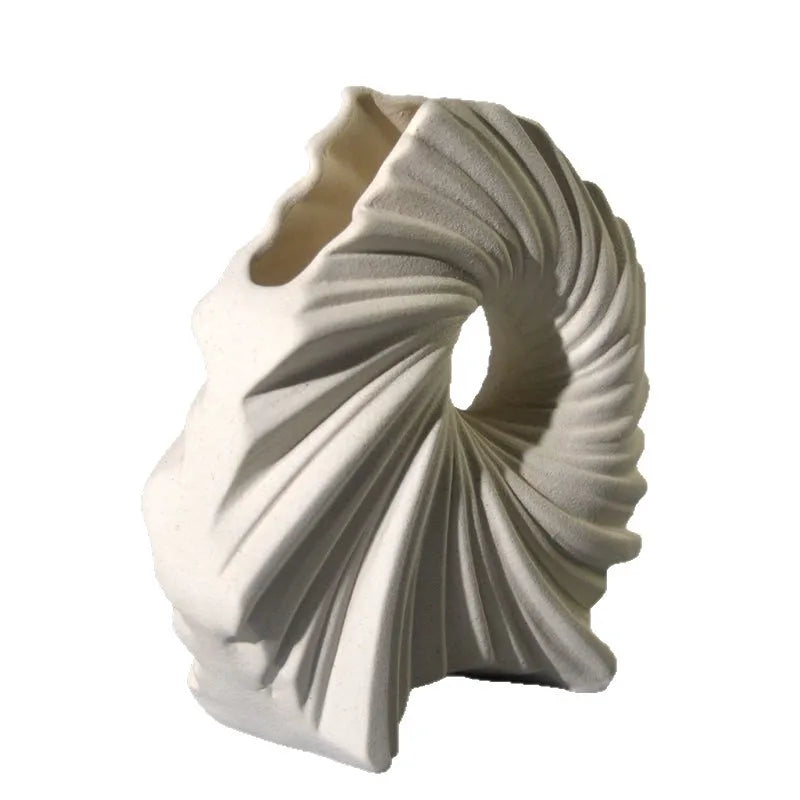Vaso in Ceramica Opaca a Spirale — Design Scultoreo